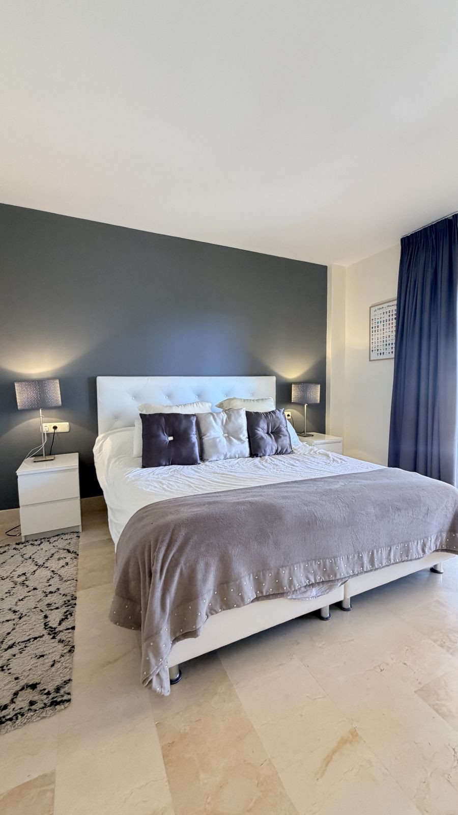 Piso de 3 Dormitorios y 2 Baños en venta en Elviria, Marbella