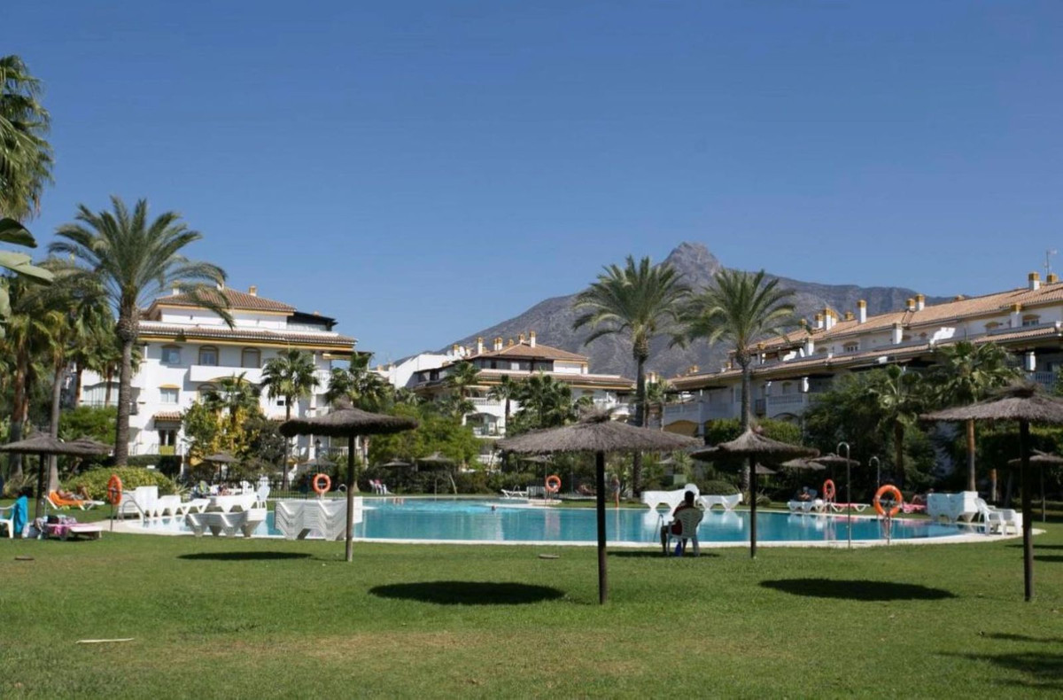 Piso de 2 Dormitorios en venta en Nueva Andalucía, Marbella