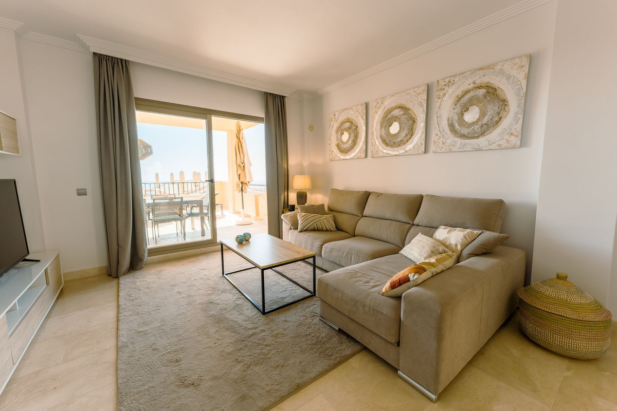 Piso de 2 Dormitorios y 2 Baños en venta en Atalaya, Estepona