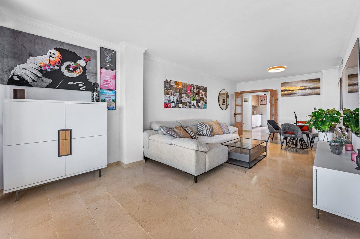 Piso de 2 Dormitorios en venta en Elviria, Marbella