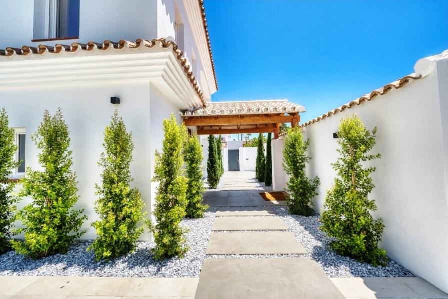 Casa de 6 Dormitorios y 7 Baños en venta en Nueva Andalucía, Marbella