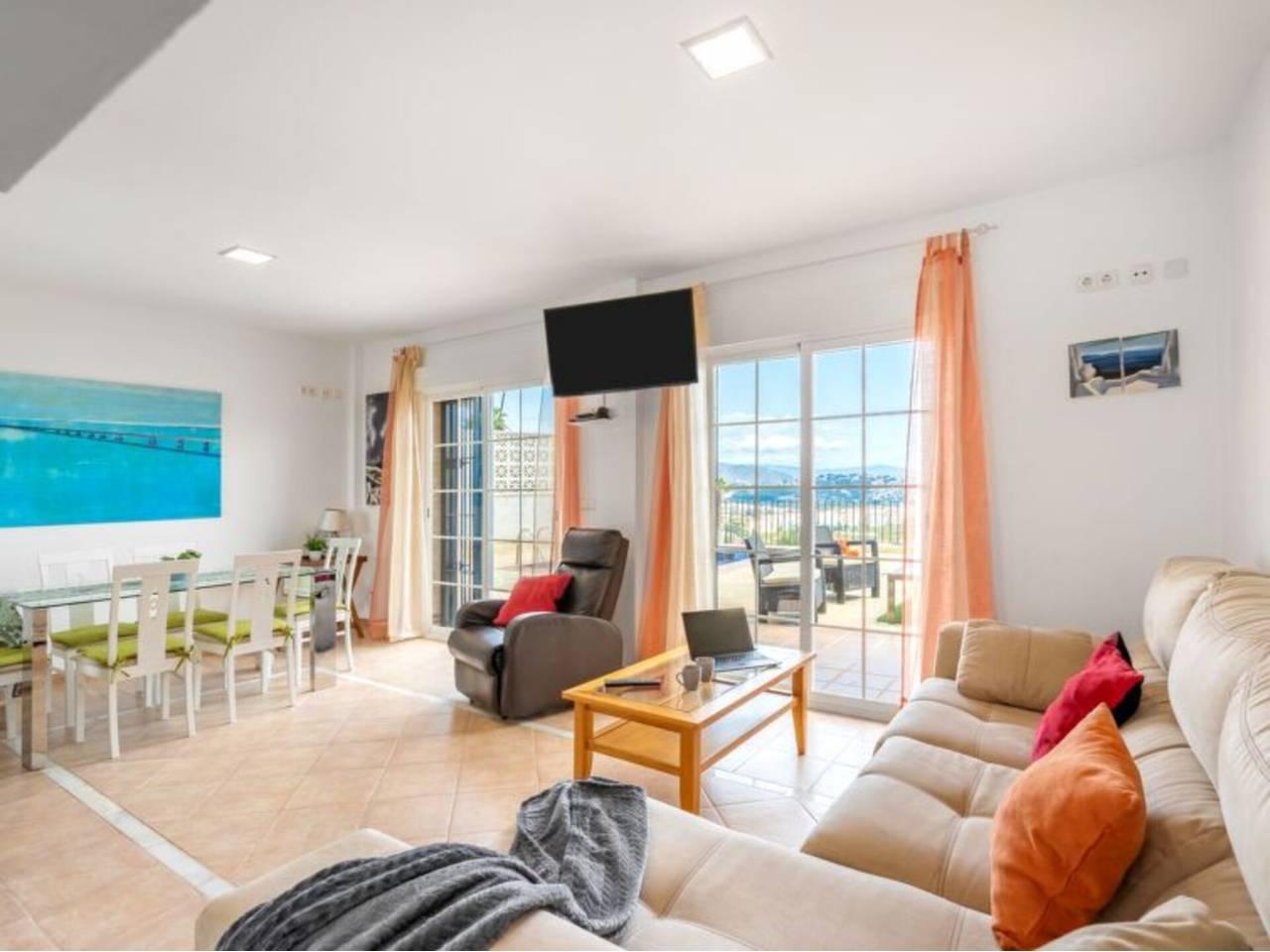 Casa Adosada de 4 Dormitorios y 3 Baños en venta en Almuñecar