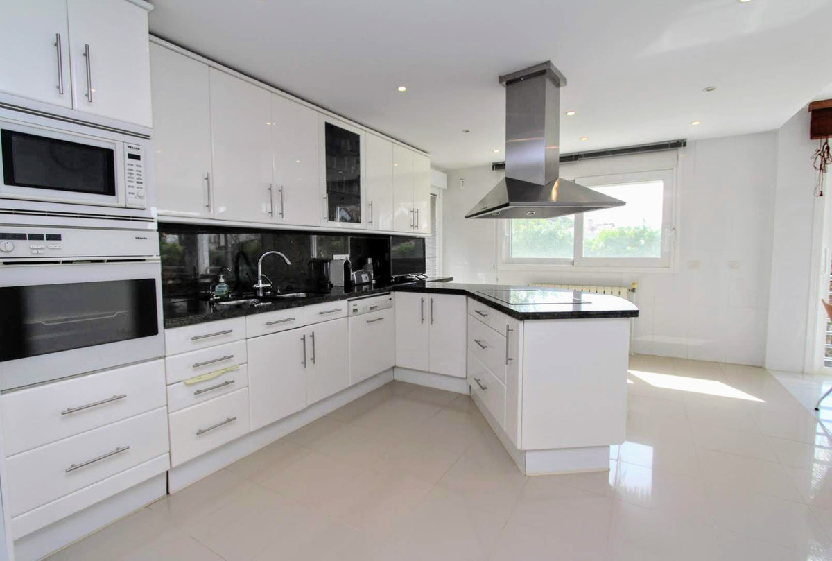 Casa de 6 Dormitorios y 6 Baños en venta en San Pedro de Alcántara