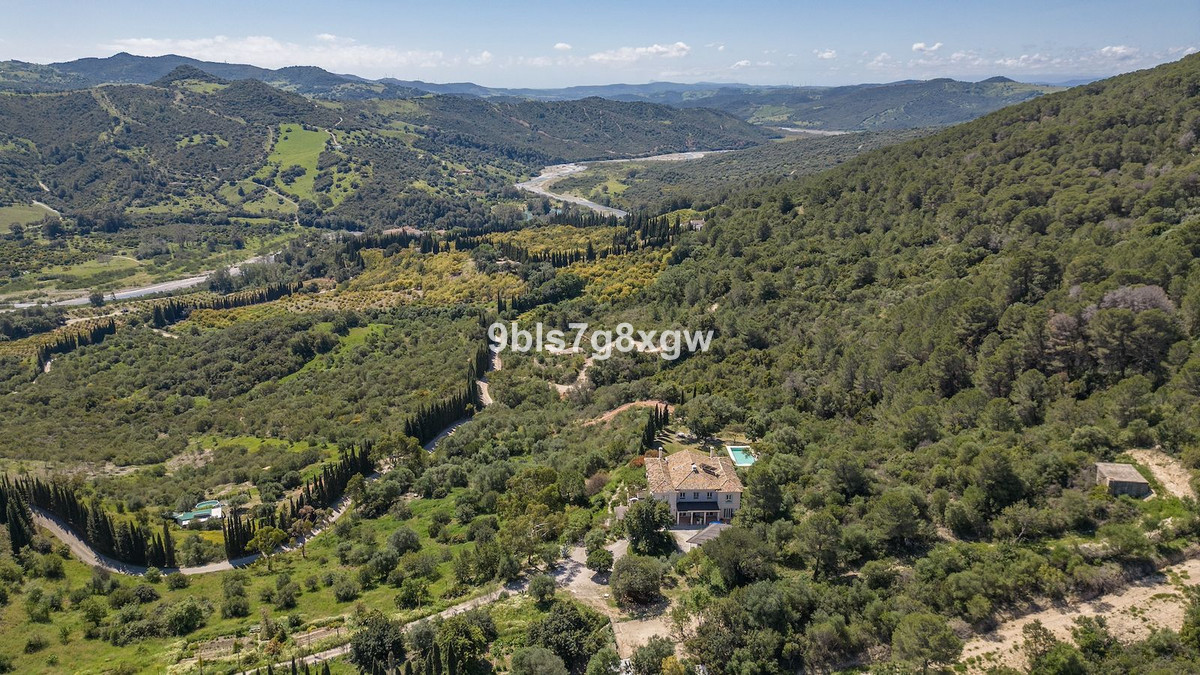 Finca de 9 Dormitorios en venta en Gaucín