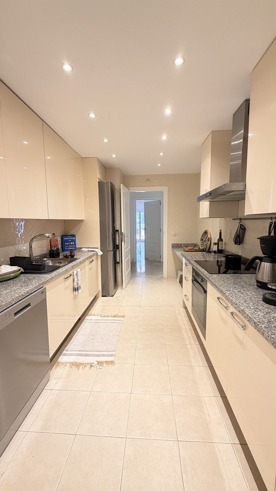 Piso de 3 Dormitorios y 2 Baños en venta en Elviria, Marbella