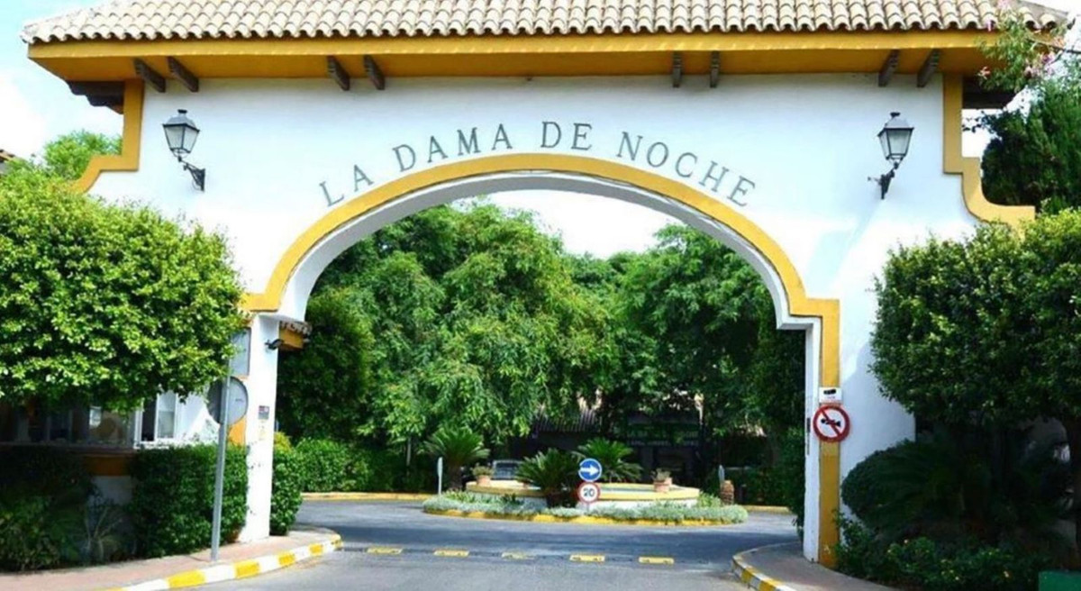 Piso de 2 Dormitorios en venta en Nueva Andalucía, Marbella