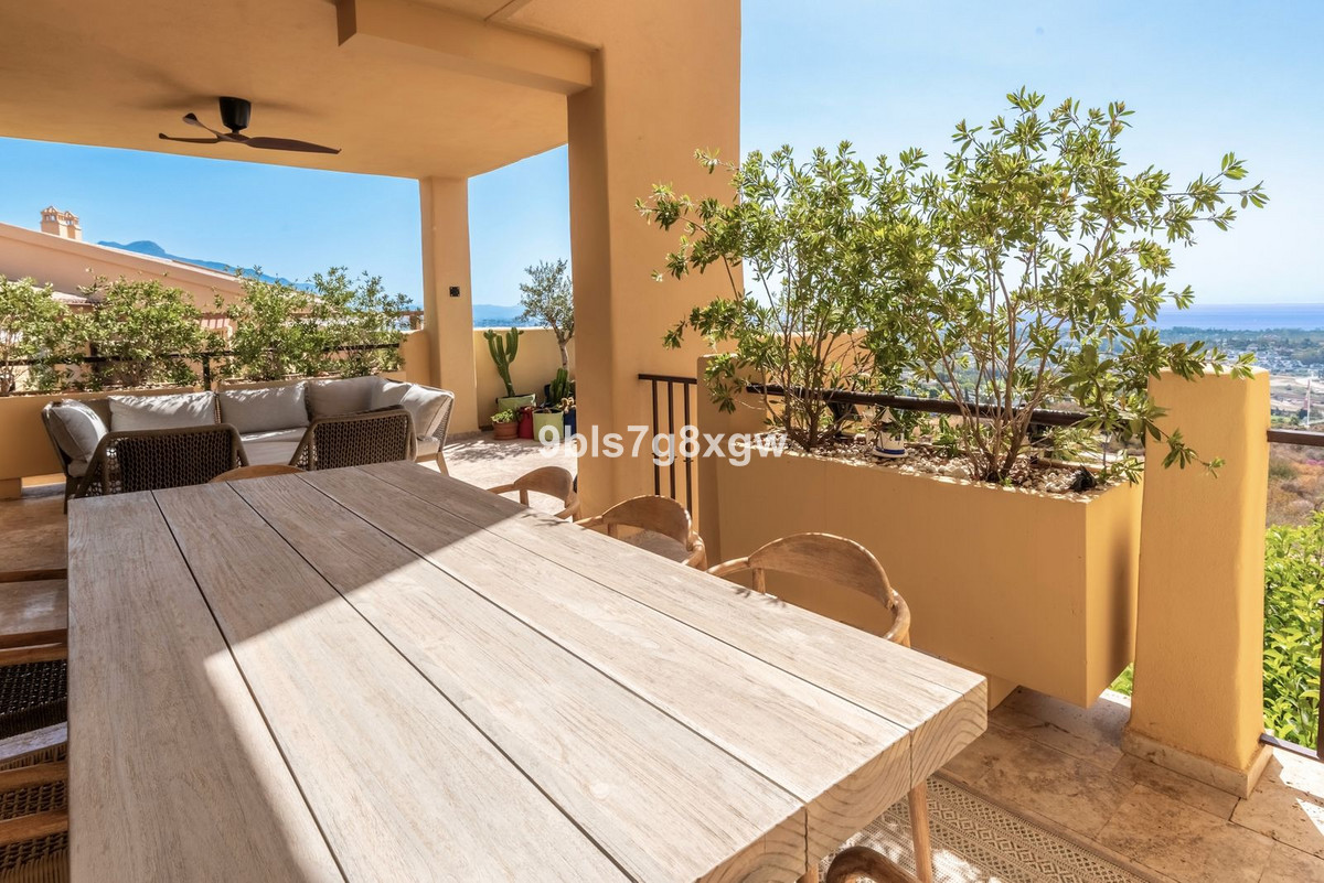 3 Bed, 2 Bath - Apartment for Sale in Benahavis
