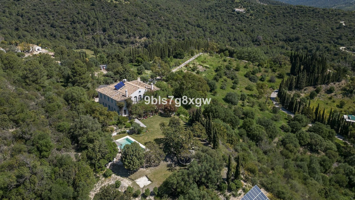Finca de 9 Dormitorios en venta en Gaucín