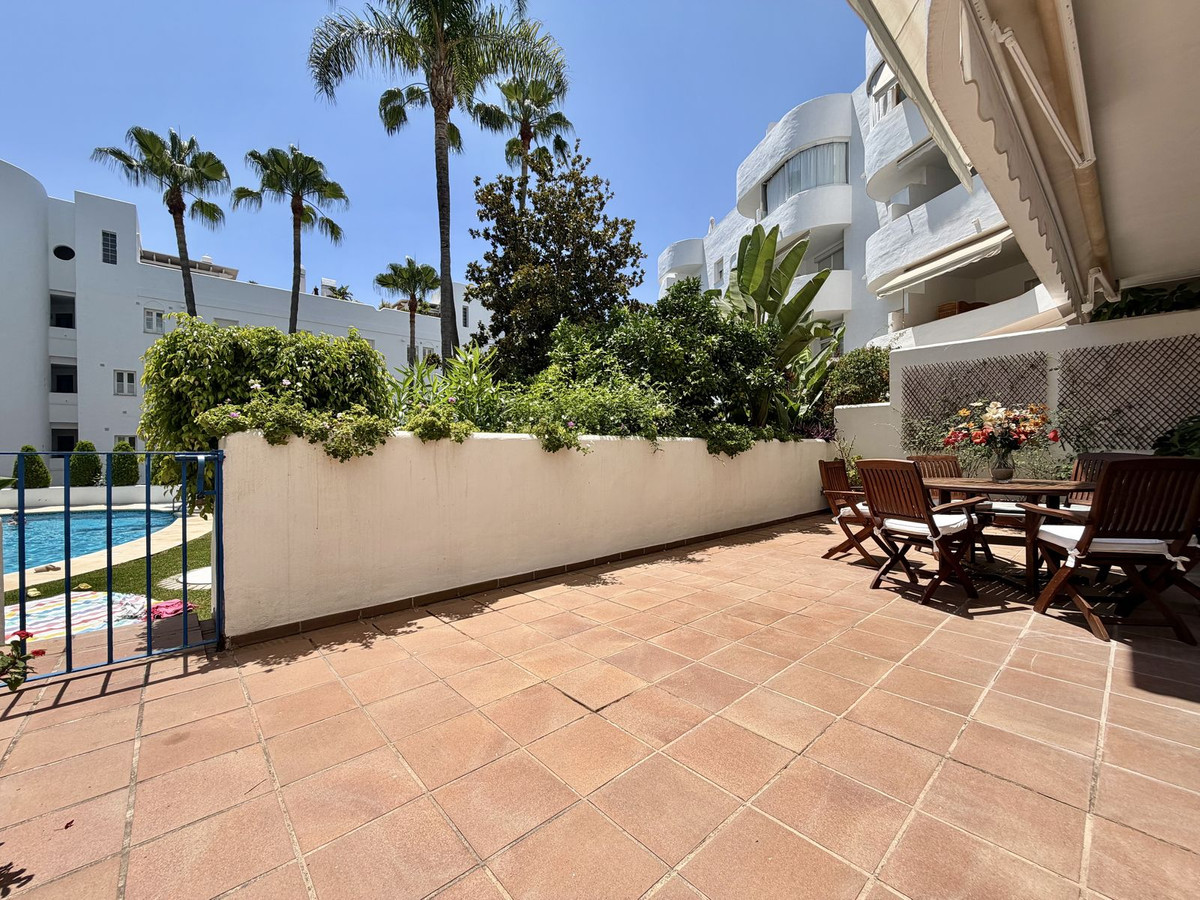 Piso de 4 Dormitorios y 2 Baños en venta en Milla de Oro, Marbella