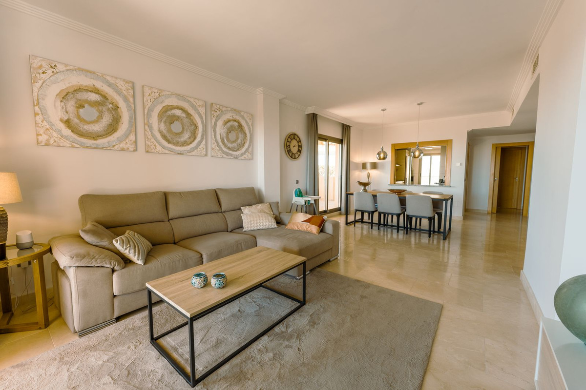 Piso de 2 Dormitorios y 2 Baños en venta en Atalaya, Estepona