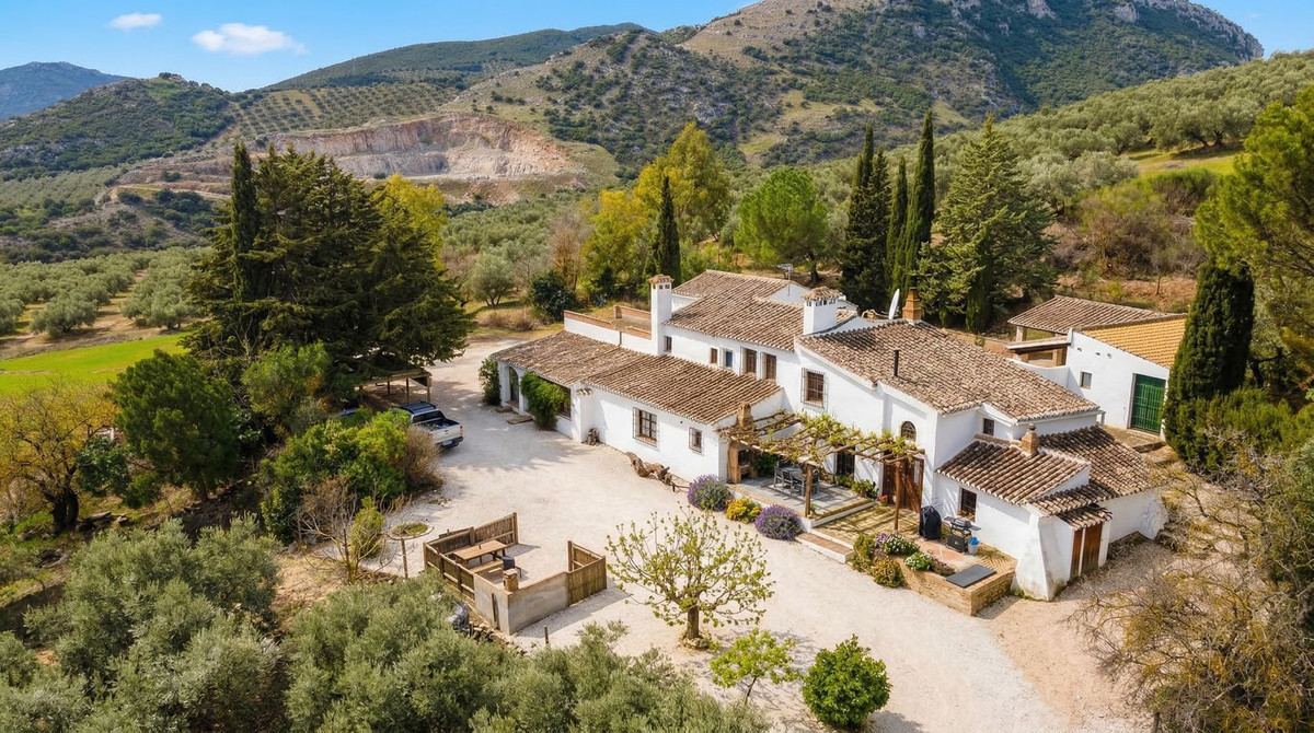 Finca de 9 Dormitorios y 5 Baños en venta en Villanueva del Rosario