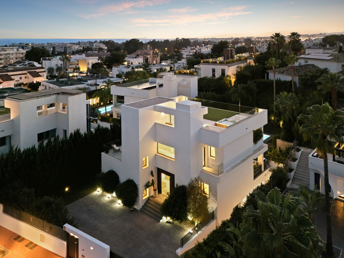 Casa de 5 Dormitorios y 5 Baños en venta en Nueva Andalucía, Marbella