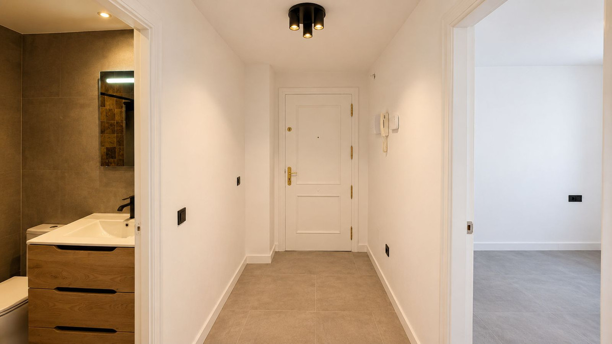 Piso de 2 Dormitorios en venta en Atalaya, Estepona