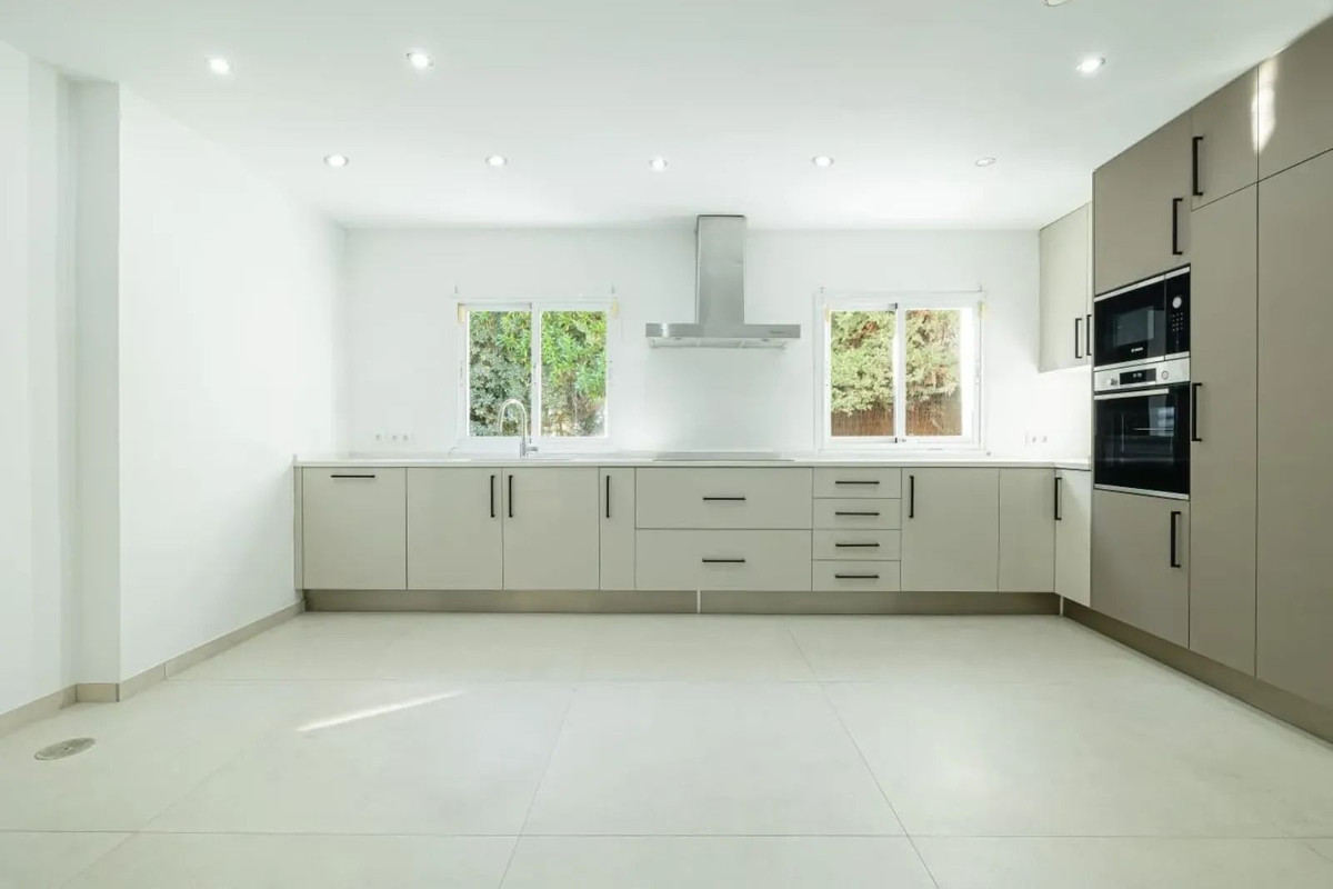 Casa de 4 Dormitorios y 3 Baños en venta en Atalaya, Estepona