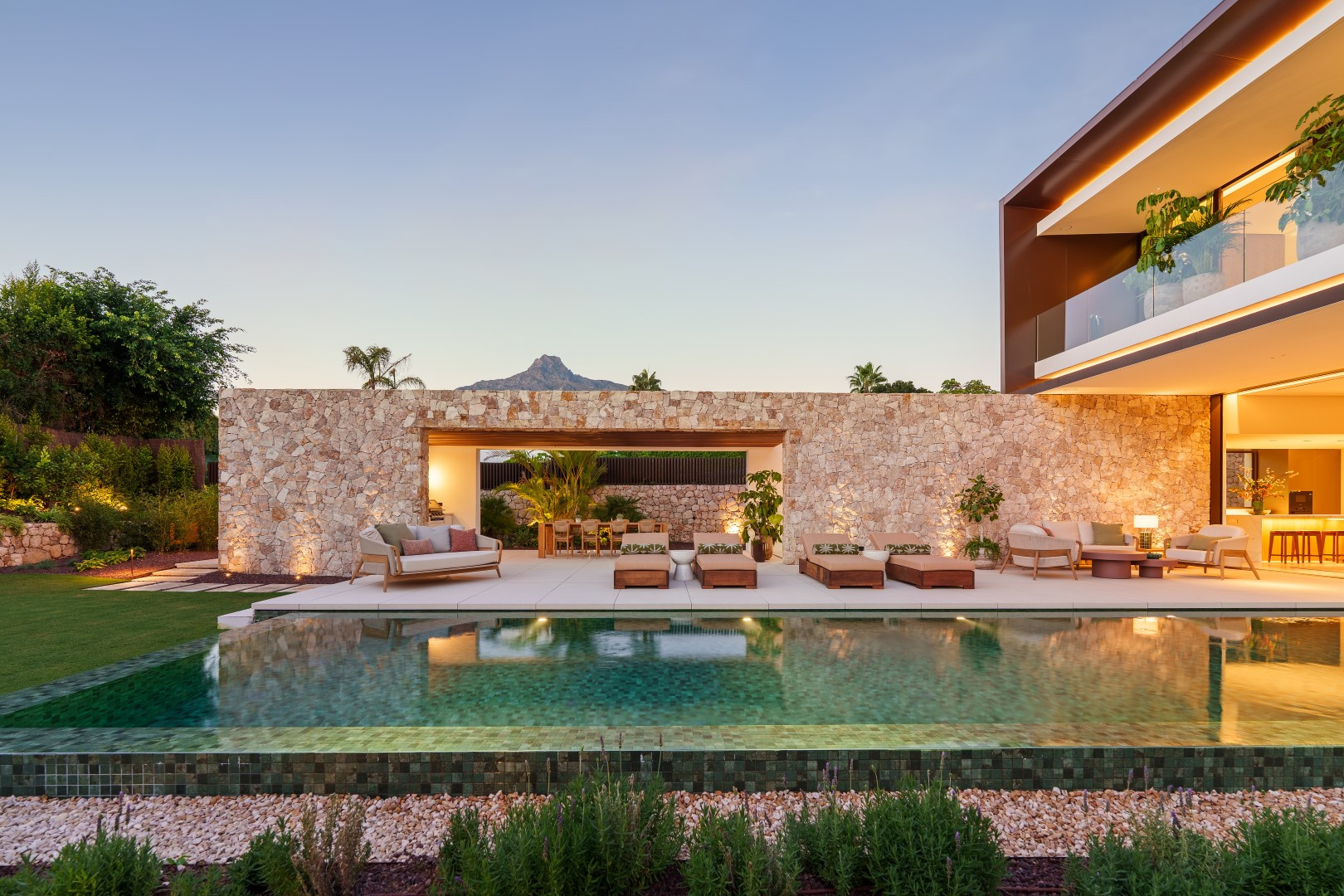 Casa de 5 Dormitorios en venta en Milla de Oro, Marbella
