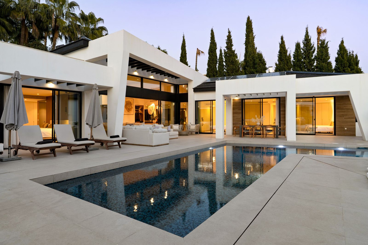 Casa de 6 Dormitorios y 6 Baños en venta en Nueva Andalucía, Marbella
