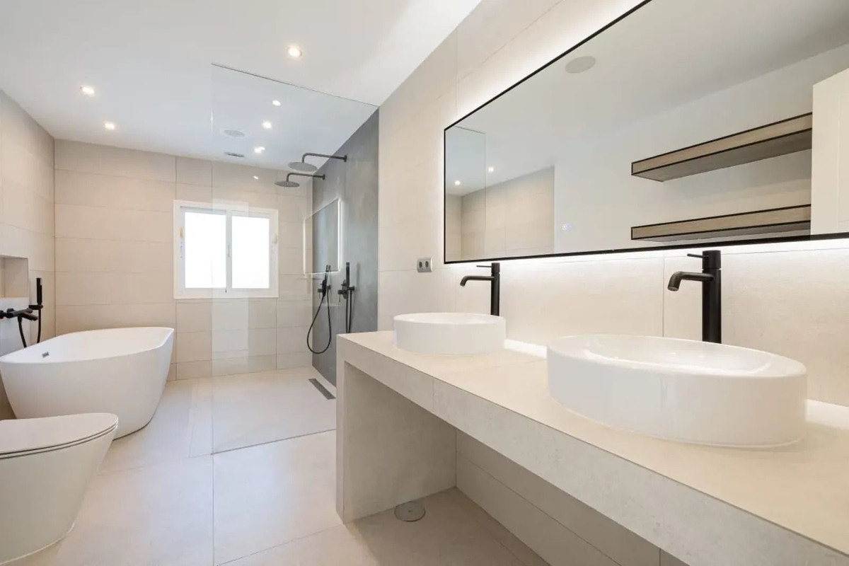 Casa de 4 Dormitorios y 3 Baños en venta en Atalaya, Estepona