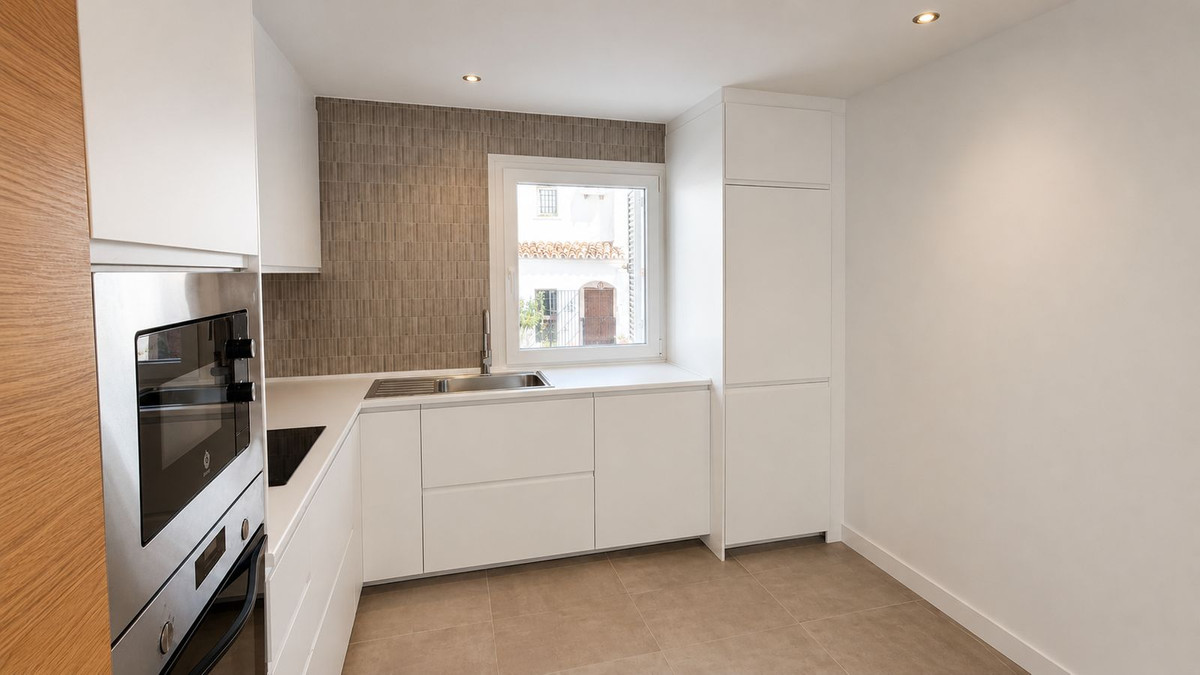 Piso de 2 Dormitorios en venta en Atalaya, Estepona