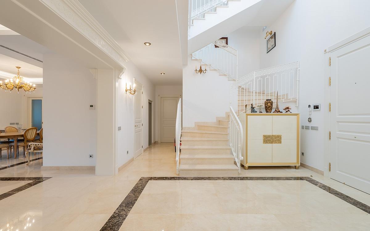 Casa de 7 Dormitorios en venta en Estepona