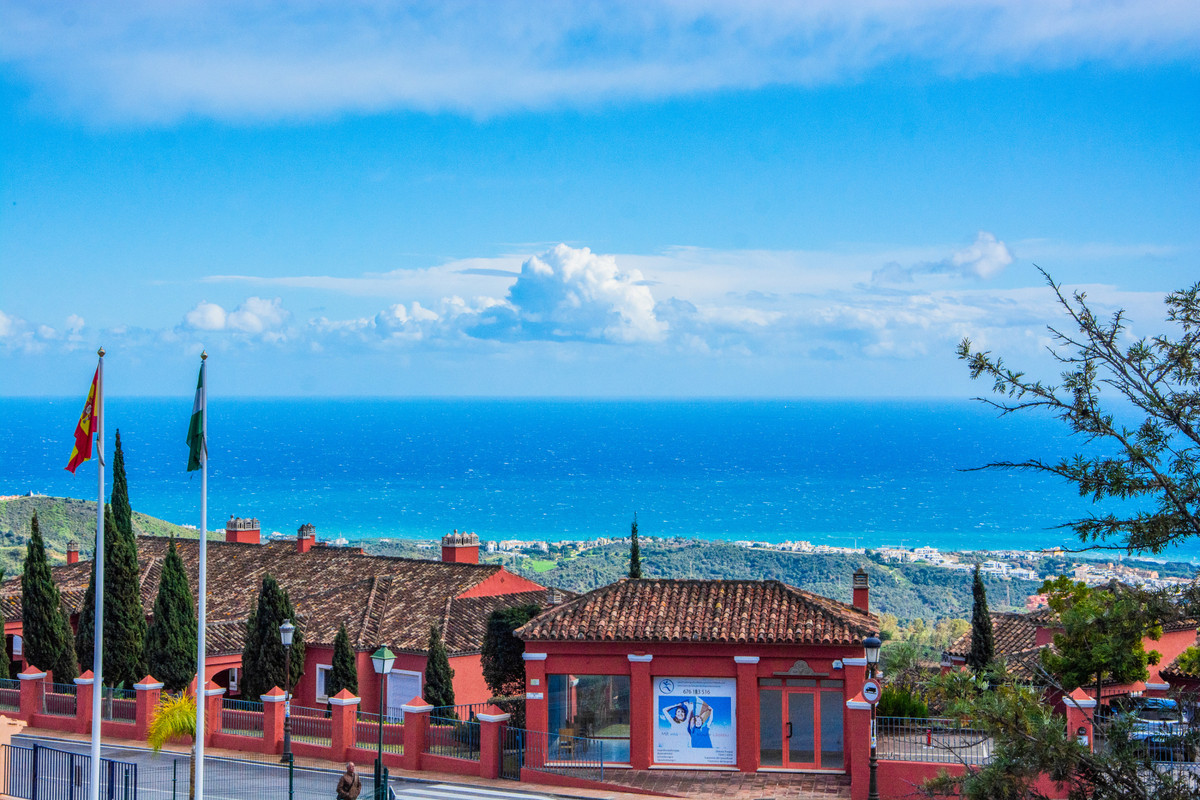 Piso de 3 Dormitorios en venta en La Mairena, Marbella