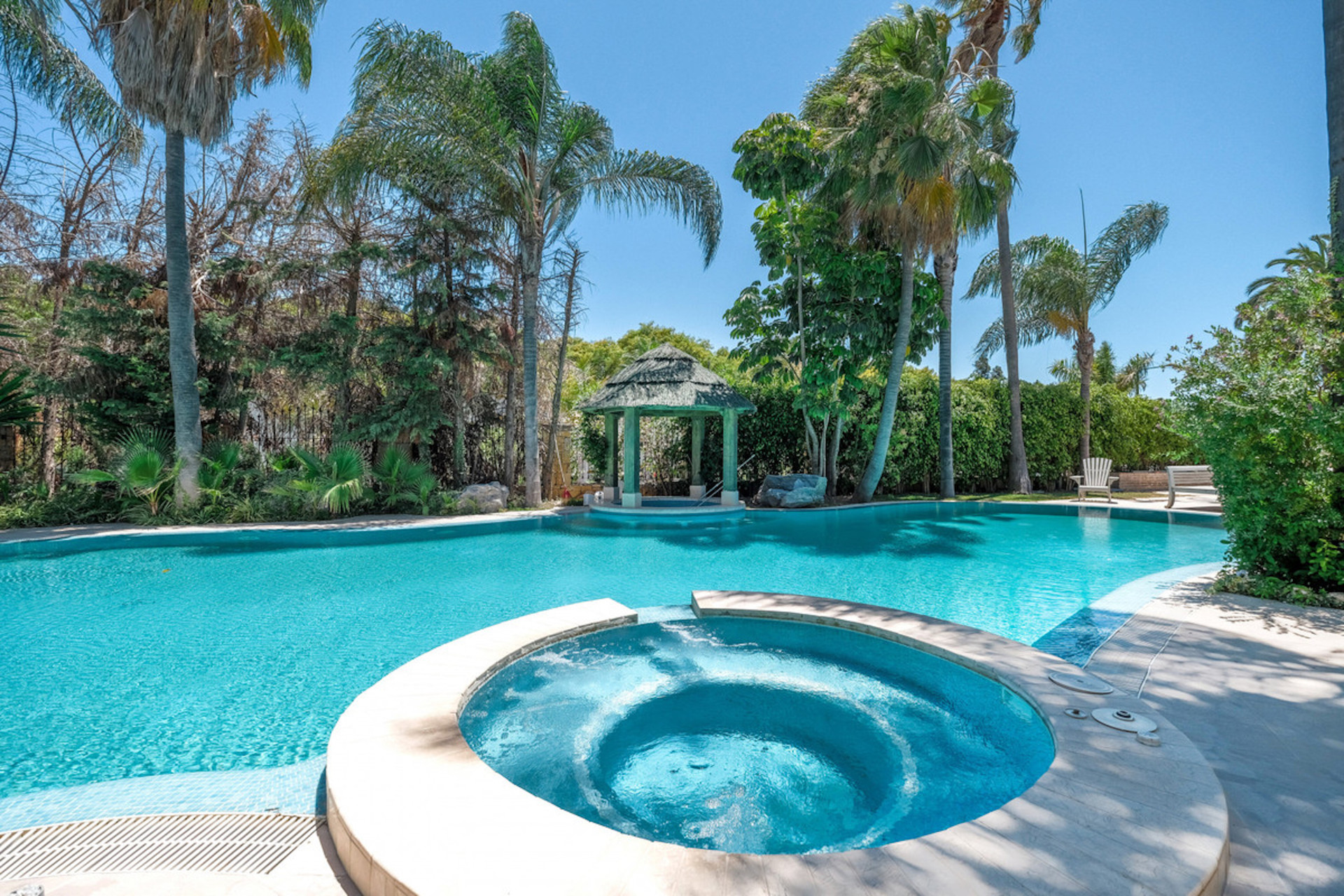 Casa de 10 Dormitorios y 20 Baños en venta en Nueva Andalucía, Marbella