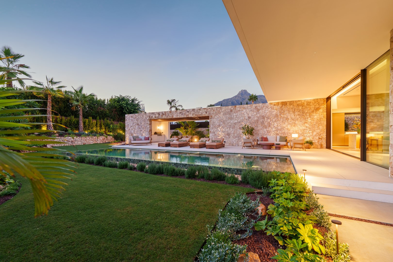 Casa de 5 Dormitorios en venta en Milla de Oro, Marbella