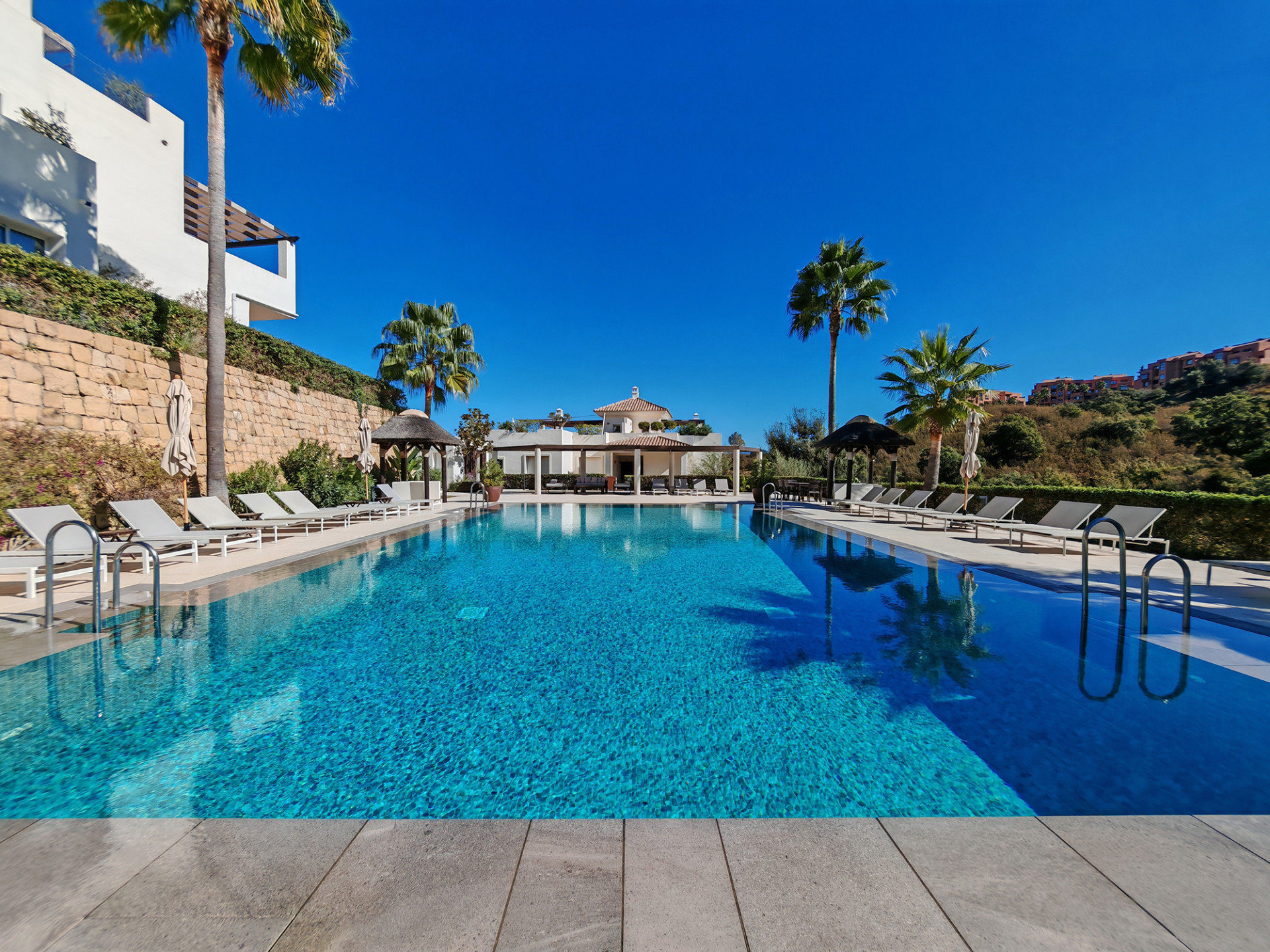 Piso de 2 Dormitorios en venta en La Mairena, Marbella