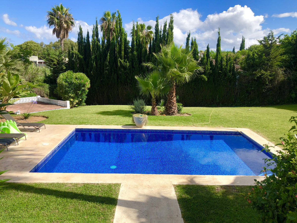 Casa de 4 Dormitorios y 3 Baños en venta en Atalaya, Estepona