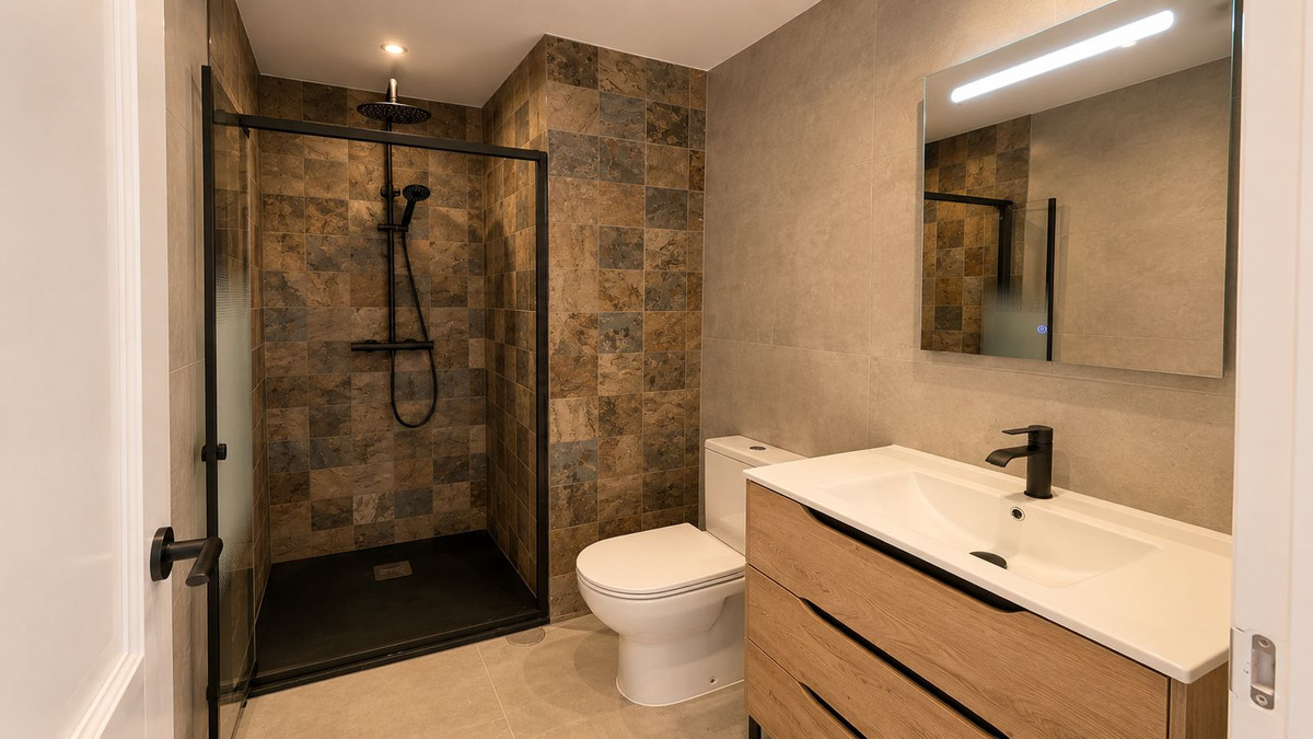 Piso de 2 Dormitorios en venta en Atalaya, Estepona