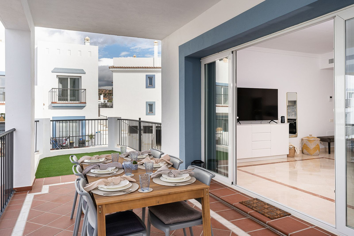 Piso de 3 Dormitorios y 2 Baños en venta en El Paraíso, Estepona