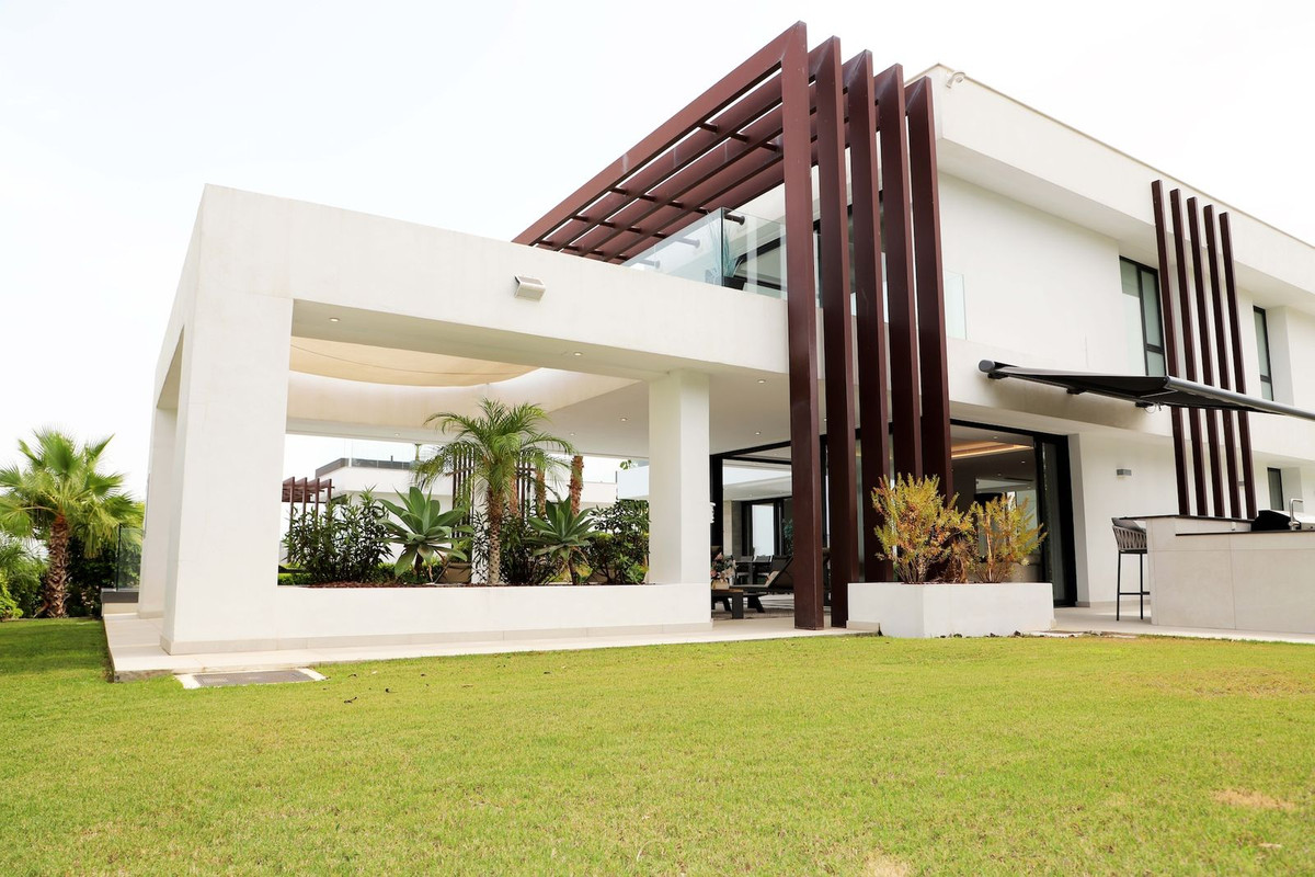 Casa de 5 Dormitorios y 6 Baños en venta en Nueva Milla de Oro, Estepona