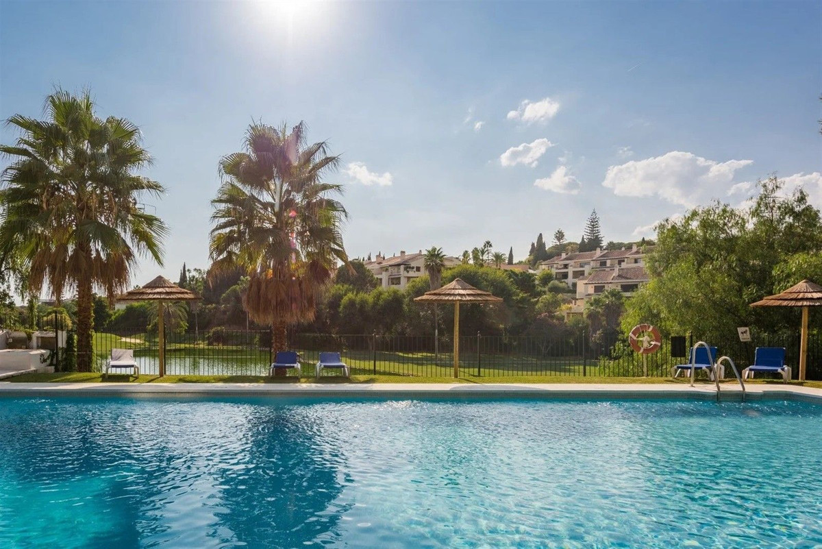 Piso de 2 Dormitorios y 2 Baños en venta en La Quinta, Benahavís
