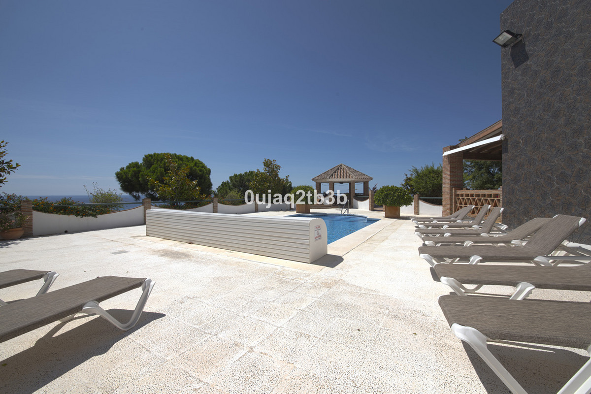 6 Bed, 4 Bath - Villa for Sale in Estepona