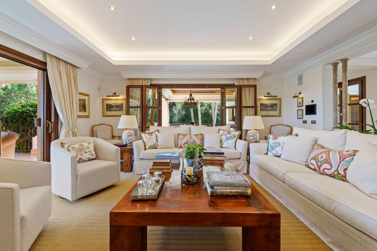 6 Bed - Villa for Sale in Marbella Golden Mile