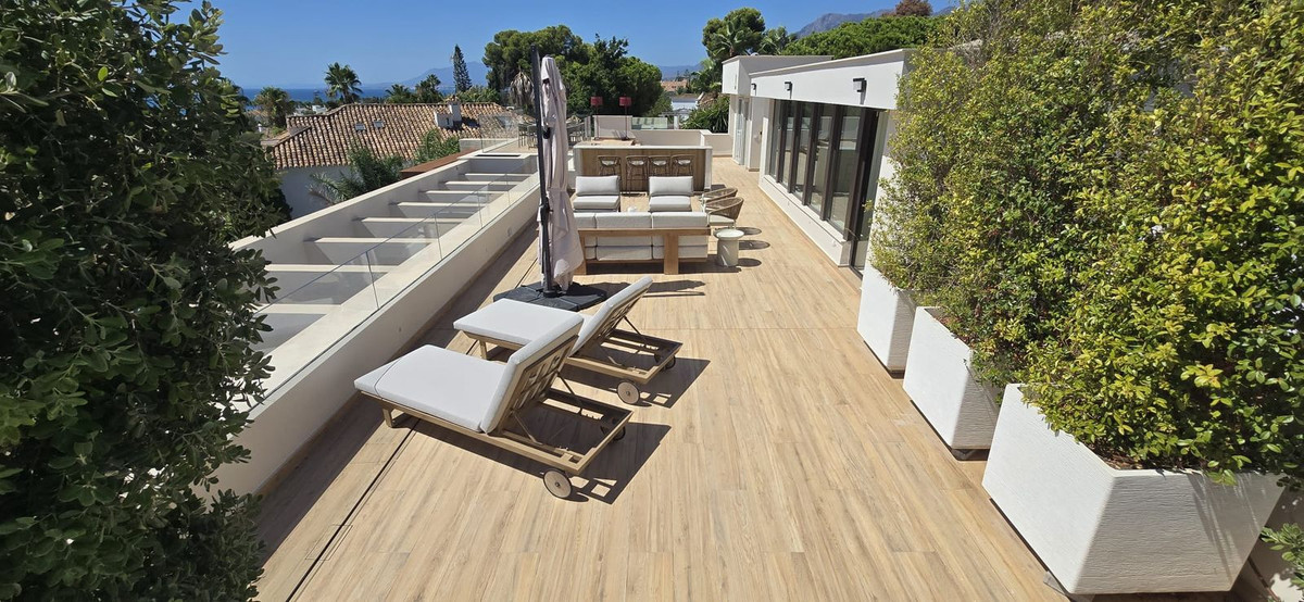 Casa de 5 Dormitorios y 6 Baños en venta en Los Monteros, Marbella