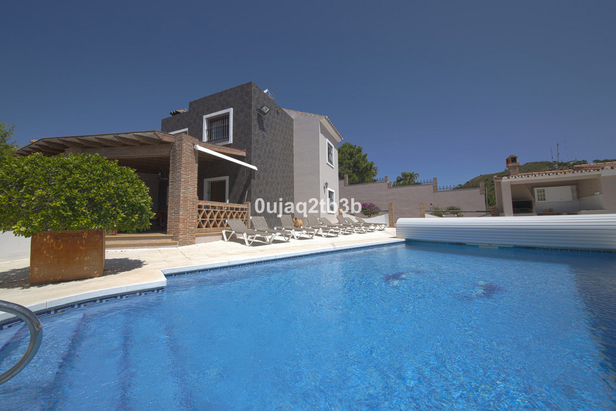 6 Bed, 4 Bath - Villa for Sale in Estepona