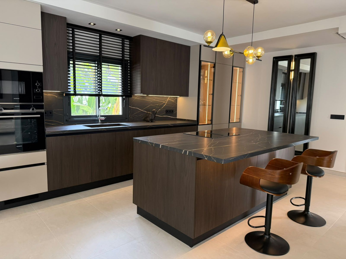 Casa de 5 Dormitorios y 4 Baños en venta en Nueva Andalucía, Marbella