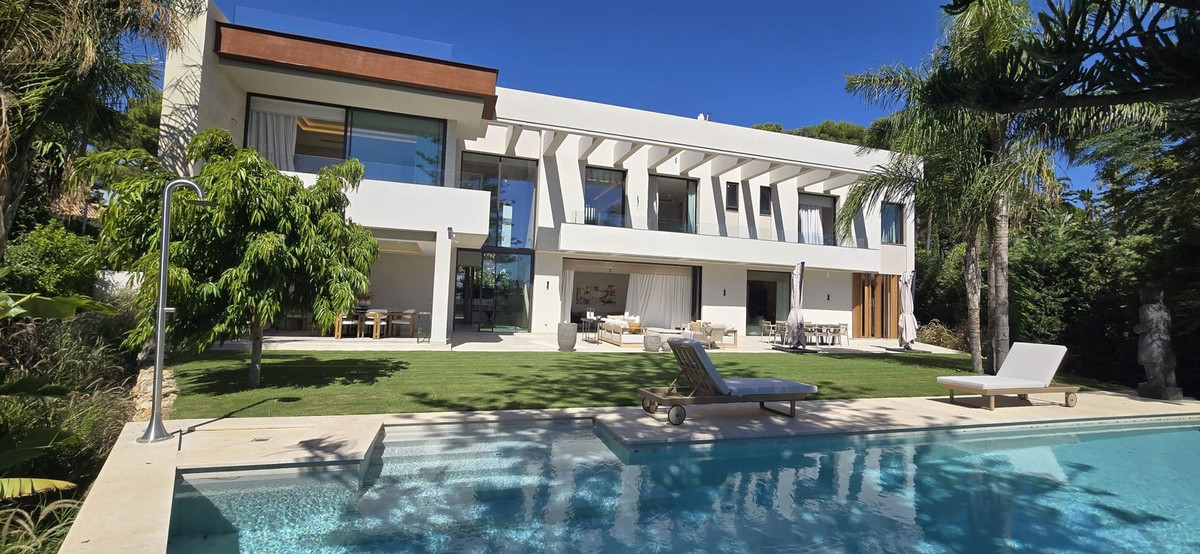 Casa de 5 Dormitorios y 6 Baños en venta en Los Monteros, Marbella