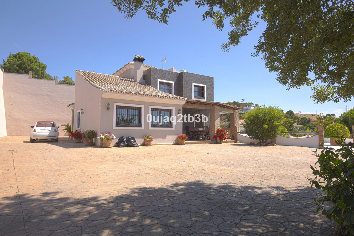 6 Bed, 4 Bath - Villa for Sale in Estepona