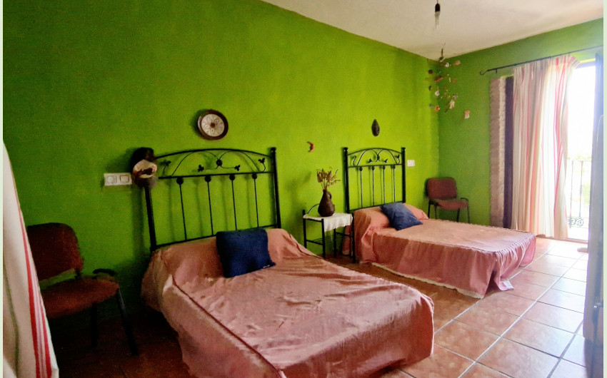 5 спални, 2 бани - Редова къща за продажба в Jimena de la Frontera