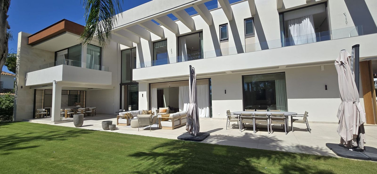 Casa de 5 Dormitorios y 6 Baños en venta en Los Monteros, Marbella