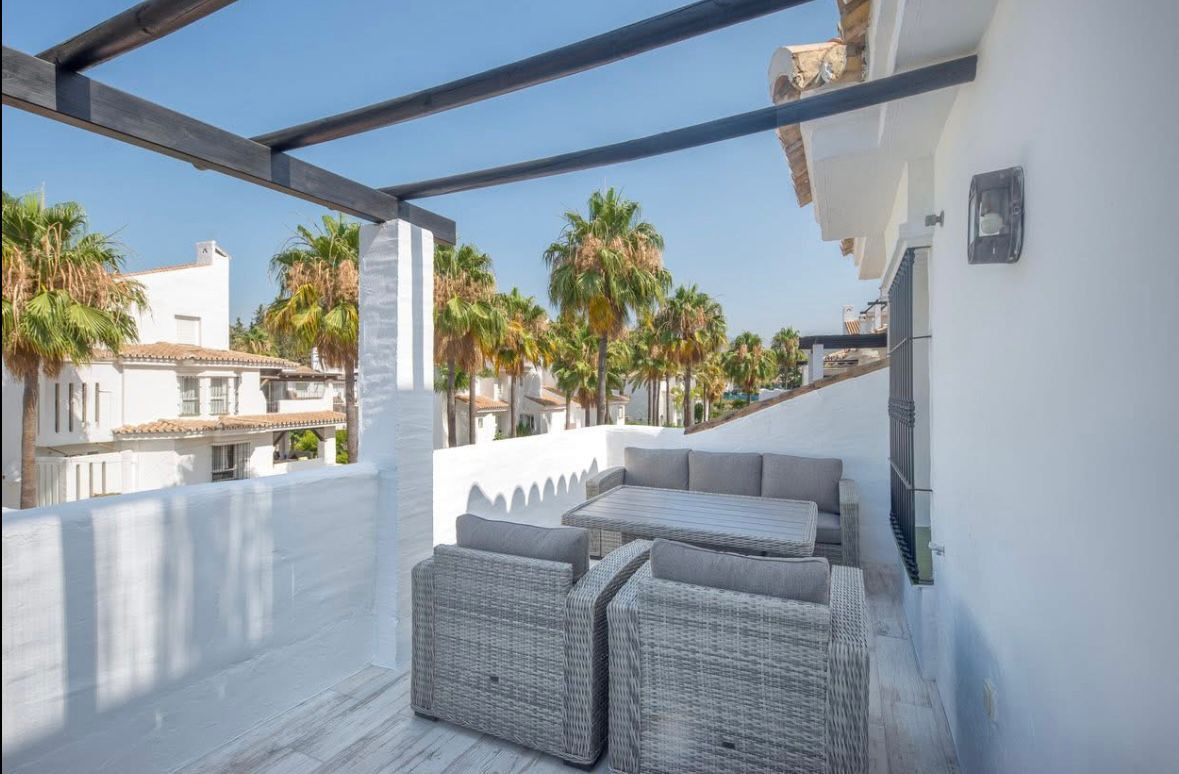 Piso de 2 Dormitorios y 2 Baños en alquiler en Nueva Andalucía, Marbella