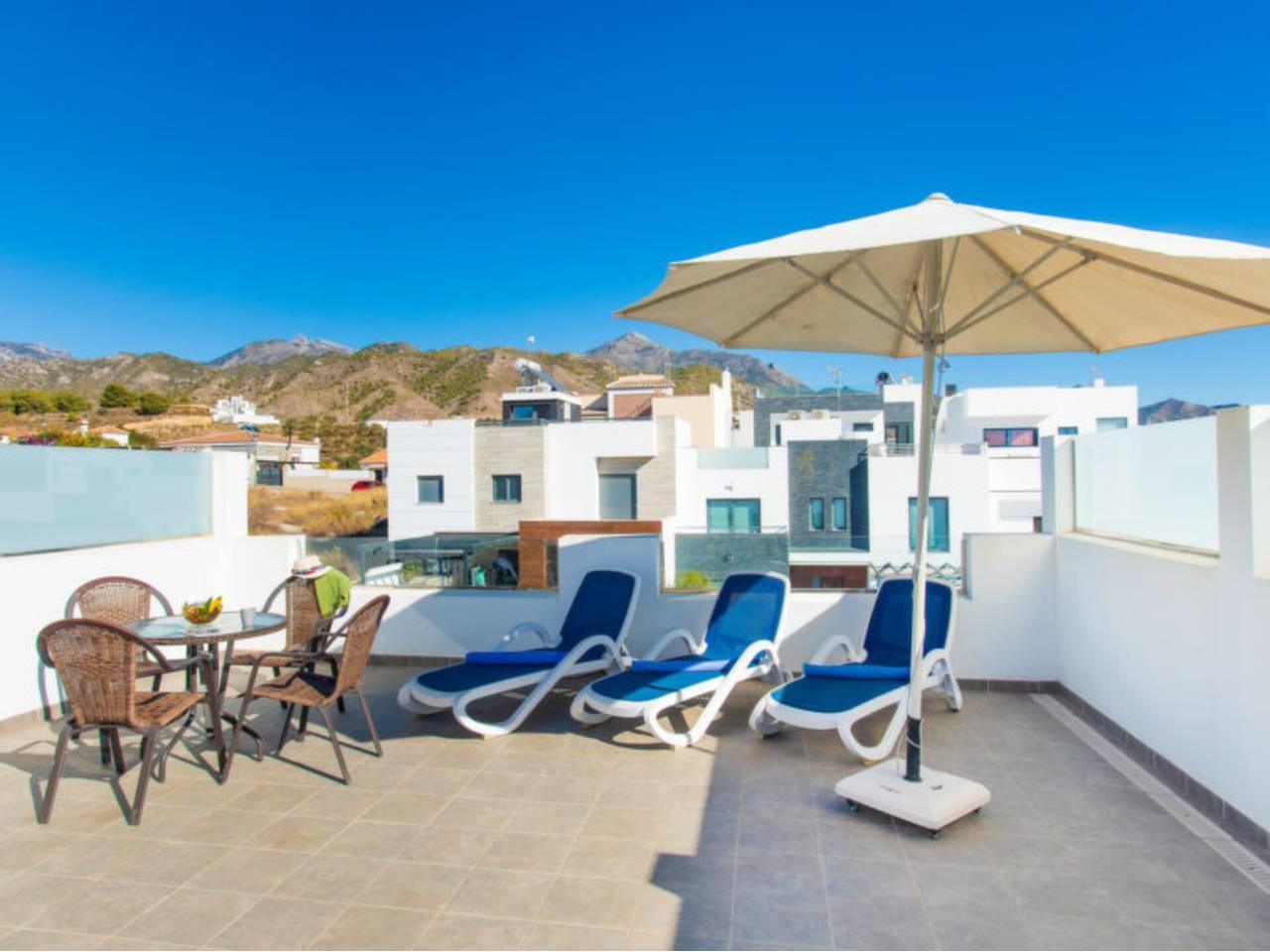 Casa Adosada de 3 Dormitorios y 2 Baños en venta en Nerja