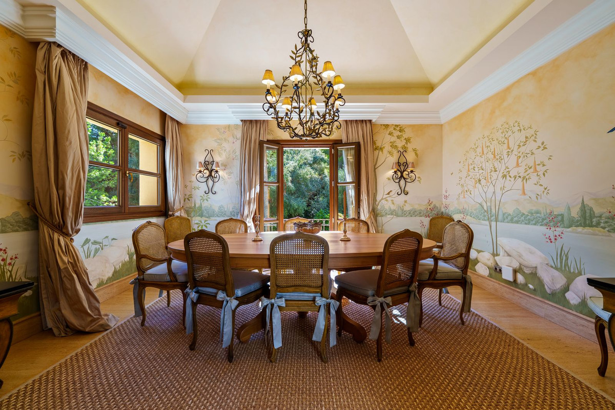 6 Bed - Villa for Sale in Marbella Golden Mile