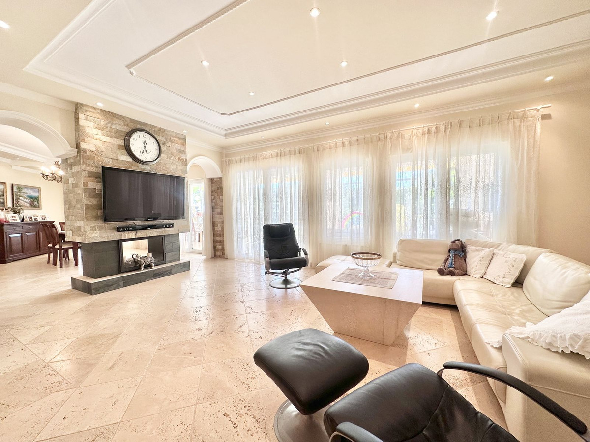 Casa de 6 Dormitorios en venta en El Rosario, Marbella