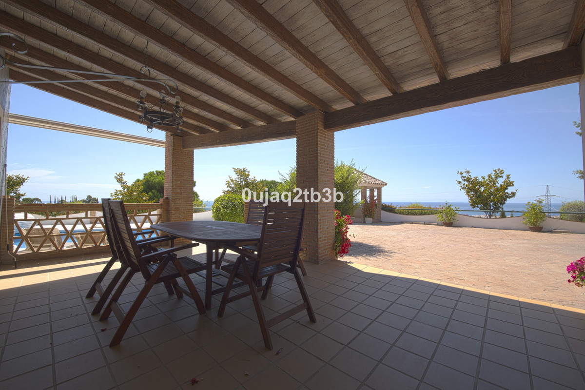 6 Bed, 4 Bath - Villa for Sale in Estepona