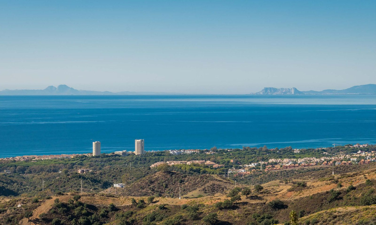 Piso de 2 Dormitorios en venta en La Mairena, Marbella