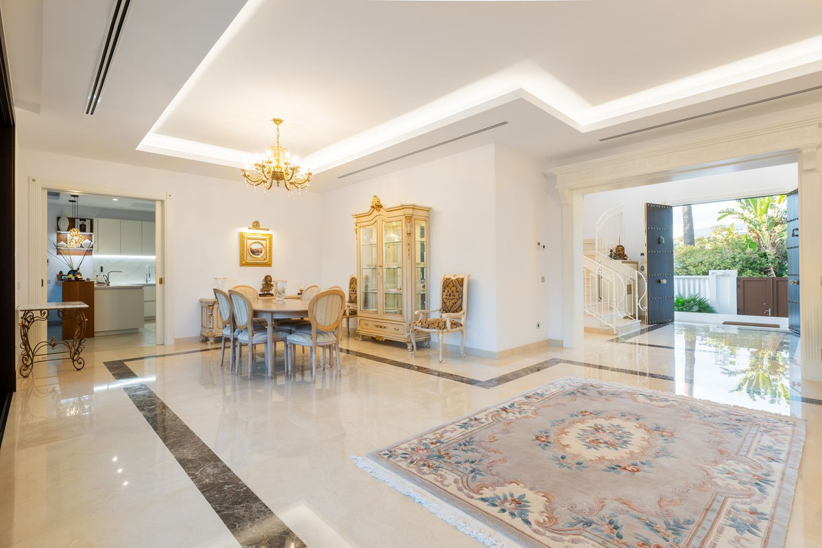 Casa de 7 Dormitorios y 10 Baños en venta en Guadalmina Baja, San Pedro de Alcántara