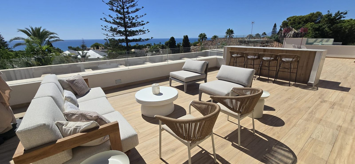 Casa de 5 Dormitorios y 6 Baños en venta en Los Monteros, Marbella
