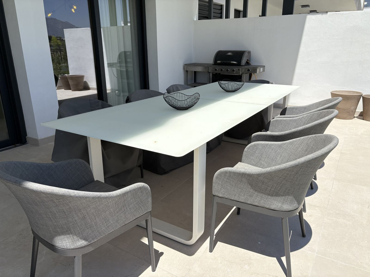 Piso de 3 Dormitorios y 2 Baños en venta en Atalaya, Estepona